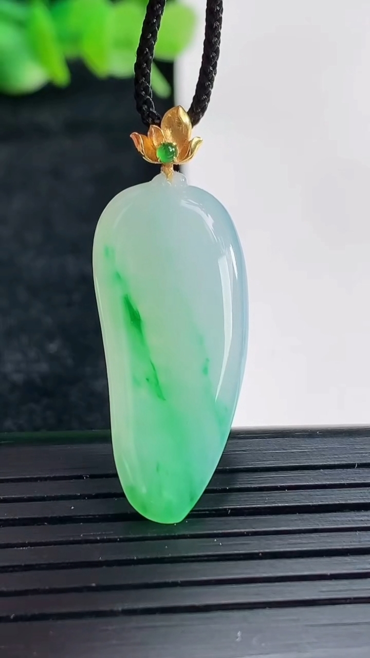 天然A货翡翠福瓜吊坠尺寸29.6-14-3.3重量:3.04g
4月17日