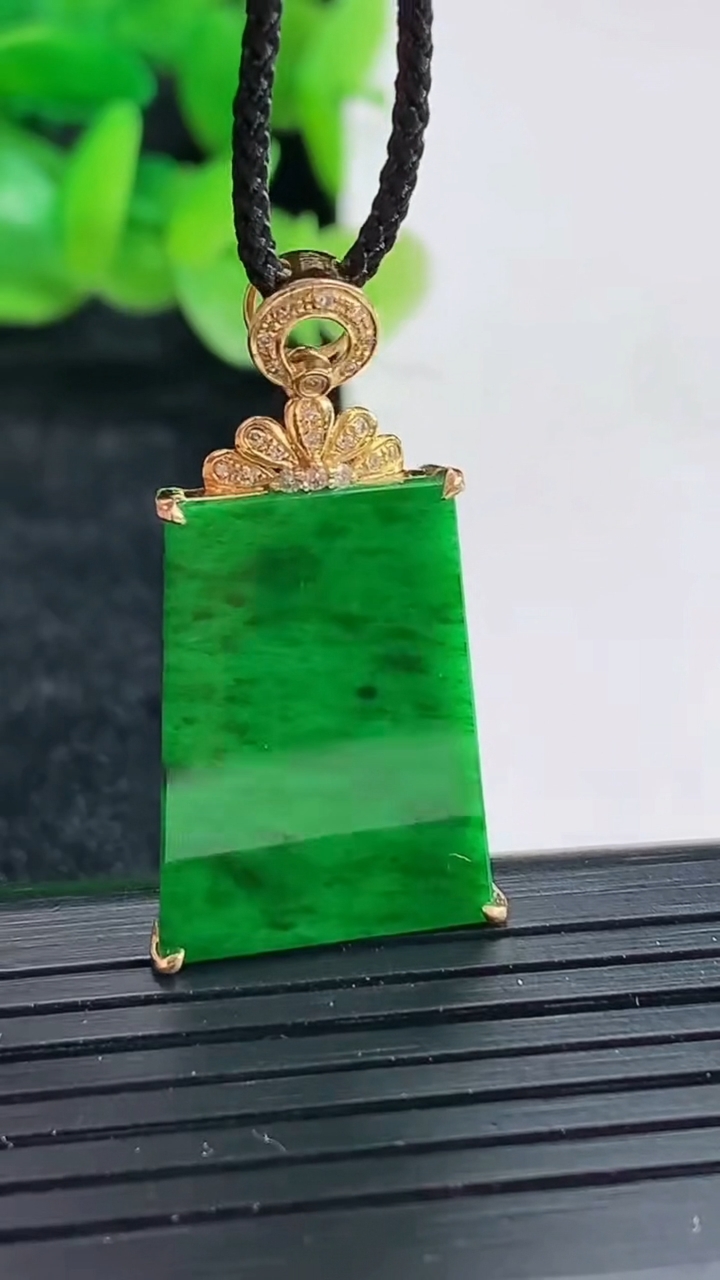 天然A货翡翠无事牌吊坠尺寸32-16.5-3.8，裸石22-17重量:2.74g
4月17日