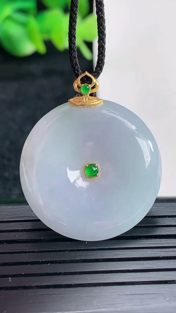 天然A货翡翠18k金紫罗兰平安扣吊坠尺寸27.5-5.2重量:9.26g
4月17日