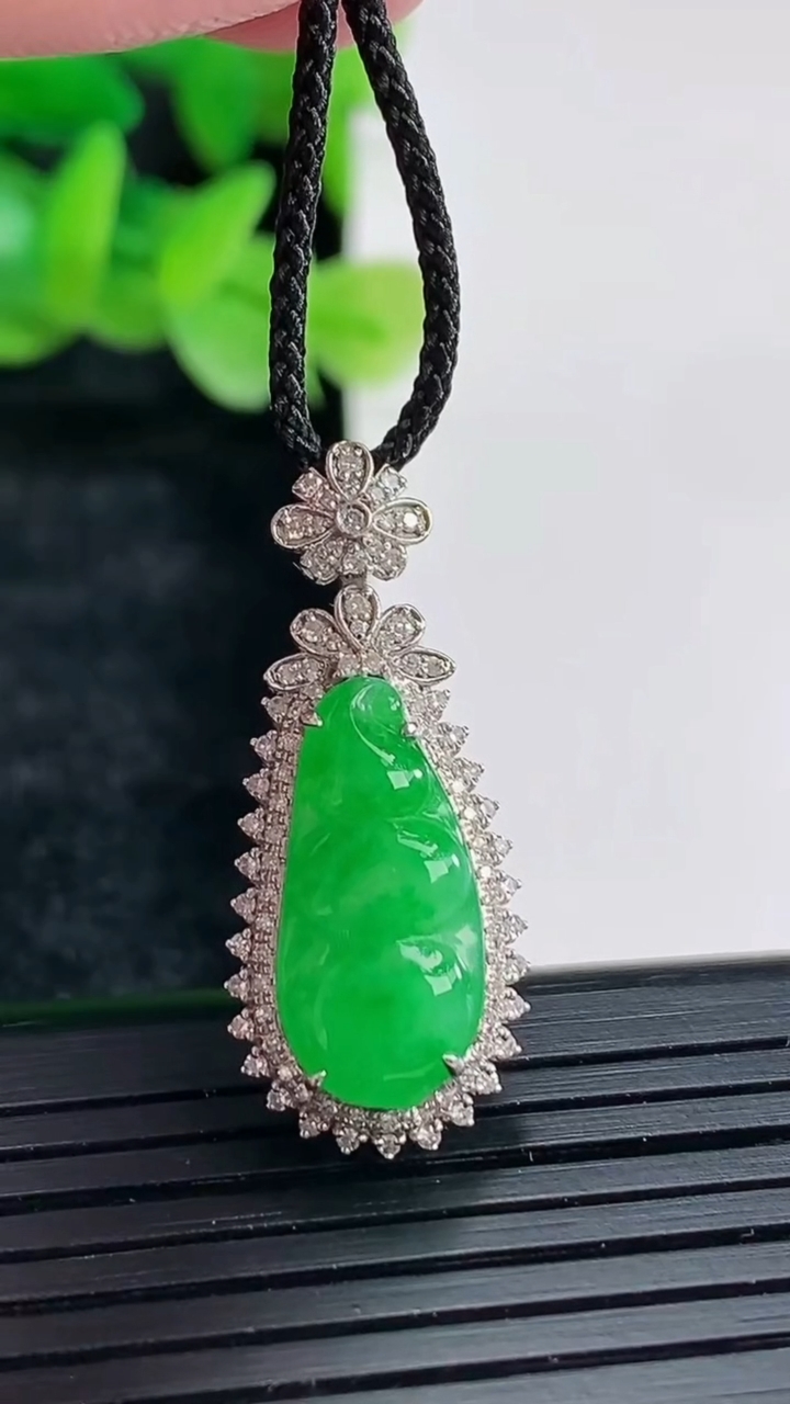 天然A货翡翠福豆吊坠尺寸29.5-12.5-8，裸石18-8重量:3.24g
4月17日