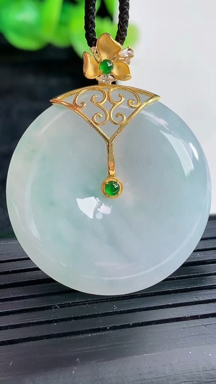 天然A货翡翠18k金飘花平安扣吊坠尺寸31-6重量:13.18g
4月17日