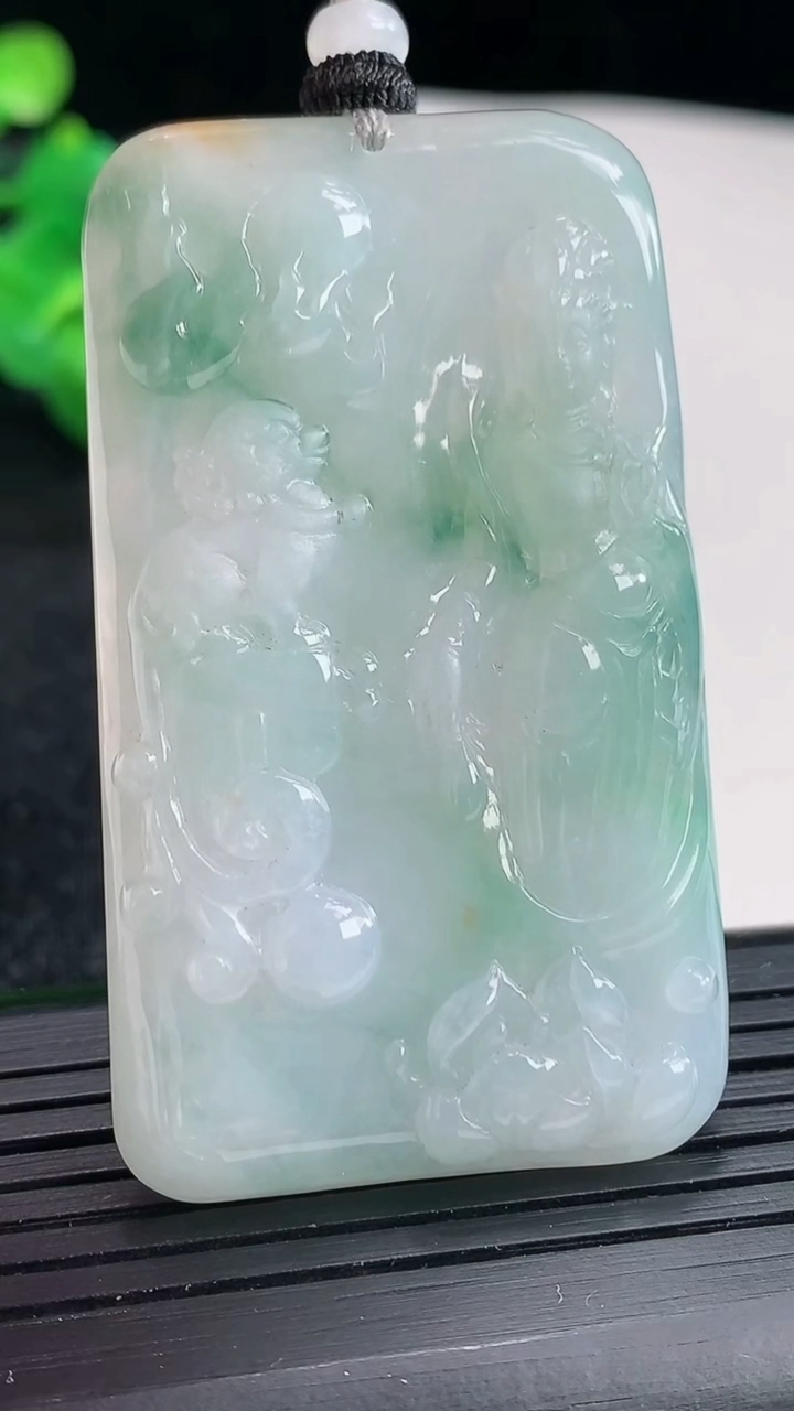 天然A货翡翠飘花文殊菩萨吊坠尺寸55-32-6重量:26.68g
4月17日