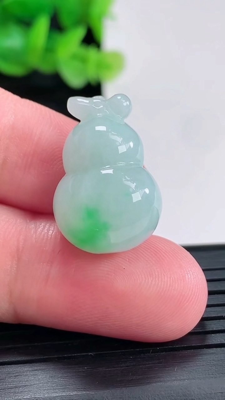 天然A货翡翠葫芦吊坠尺寸23-15-12.8重量:6.96g
4月17日