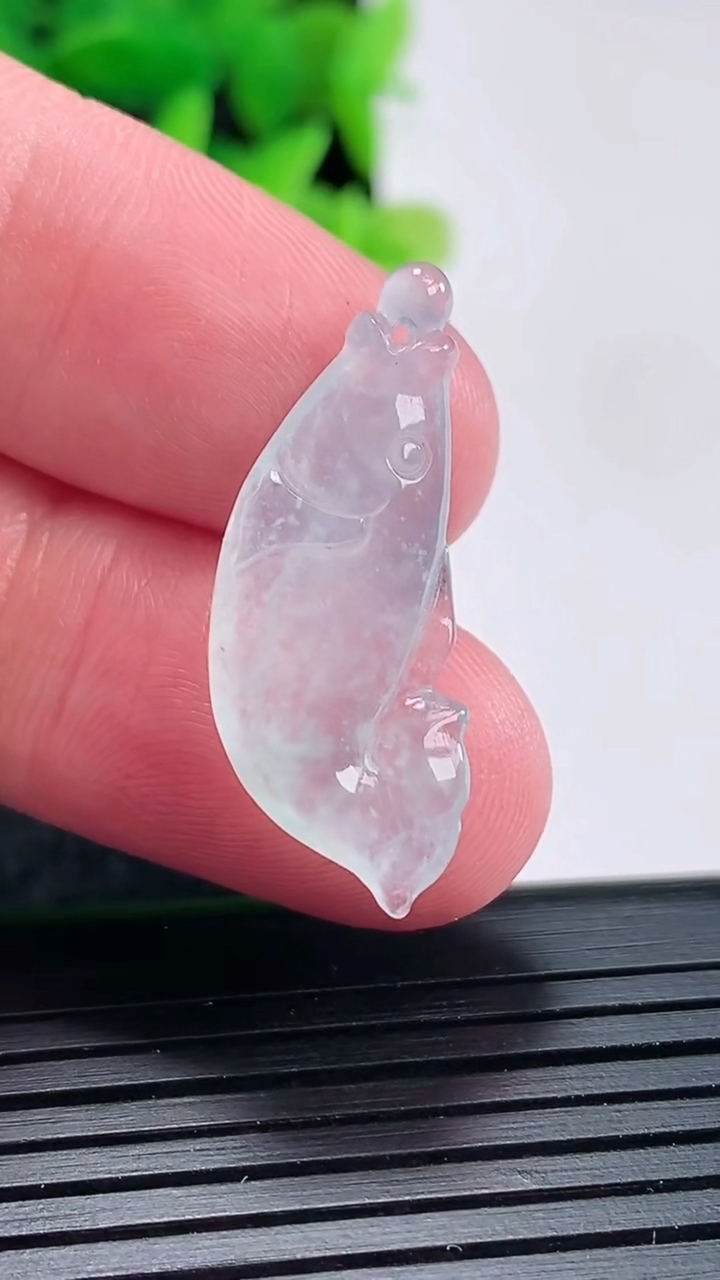 天然A货翡翠年年有余吊坠尺寸30-10.5-4重量:2.27g
4月17日