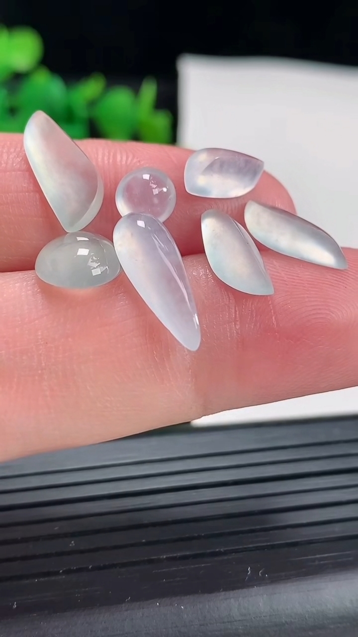 天然A货翡翠随形蛋面镶嵌件一手尺寸15-5-4重量:3.00g
4月17日