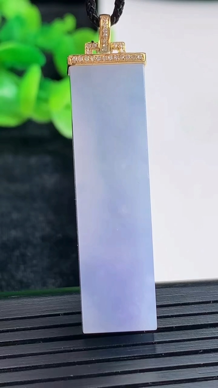 天然A货翡翠18k金紫罗兰无事牌吊坠尺寸42-11-6重量:11.08g
4月17日