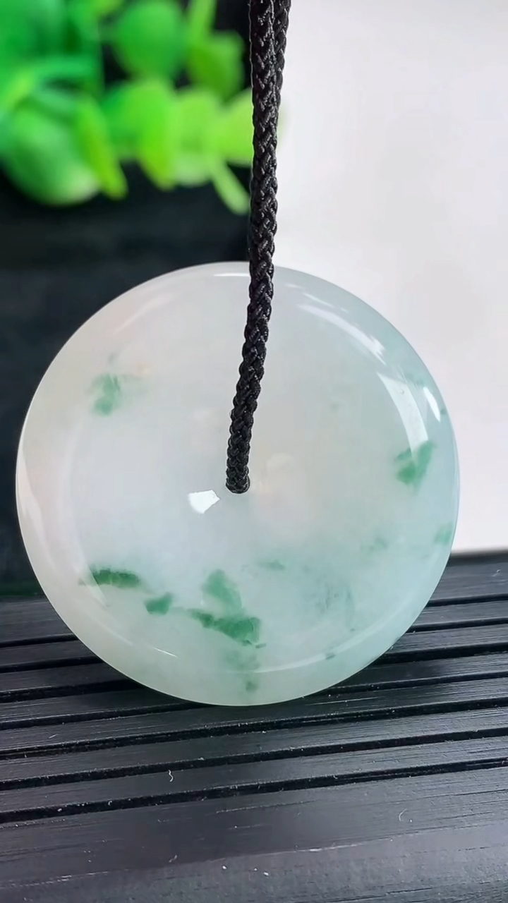 天然A货翡翠飘花平安扣吊坠尺寸32-5.5重量:12.15g
4月17日