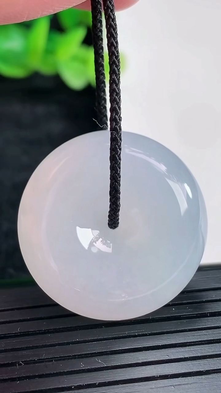 天然A货翡翠紫罗兰平安扣吊坠尺寸29-8.8重量:14.98g
4月17日