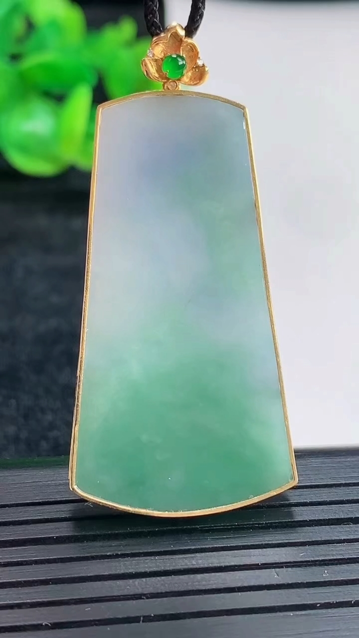 天然A货翡翠无事牌吊坠尺寸51-23-4，裸石43-23重量:10.43g
4月17日