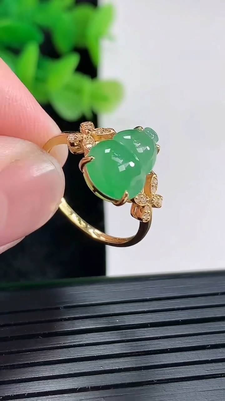 天然A货翡翠葫芦戒指尺寸内径16.6，尺寸12-8.2-4.6重量:2.39g2026年4月17日
工厂直销收藏佳品,种好水足，色泽均匀，有种有色，上手高大气！