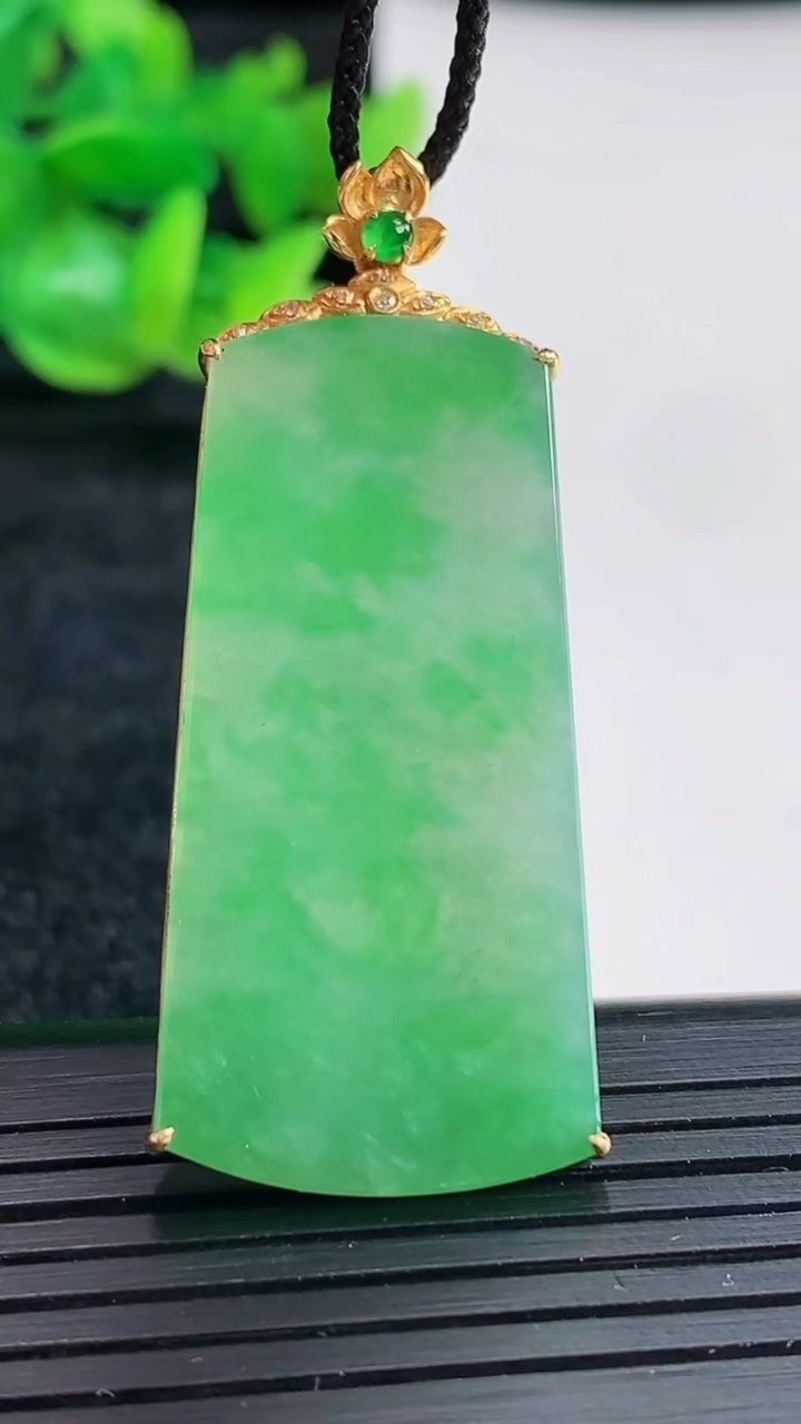 天然A货翡翠无事牌吊坠尺寸49.5-21-3.6，裸石41-21重量:8.21g
4月17日