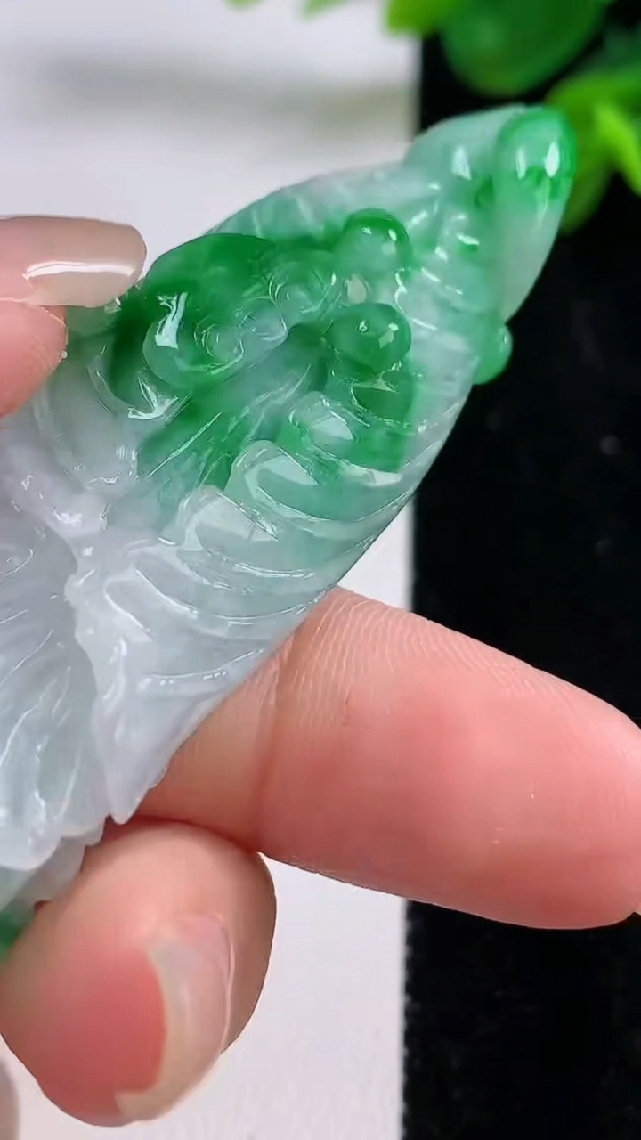 天然A货翡翠白菜吊坠，尺寸68-27-13.6，重:32.95g
4月17日