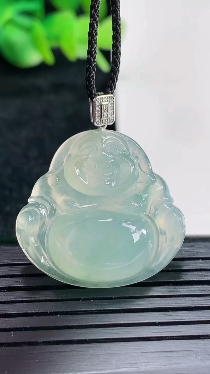 天然A货翡翠佛公吊坠尺寸26-28-6.2重量:6.66g
4月17日