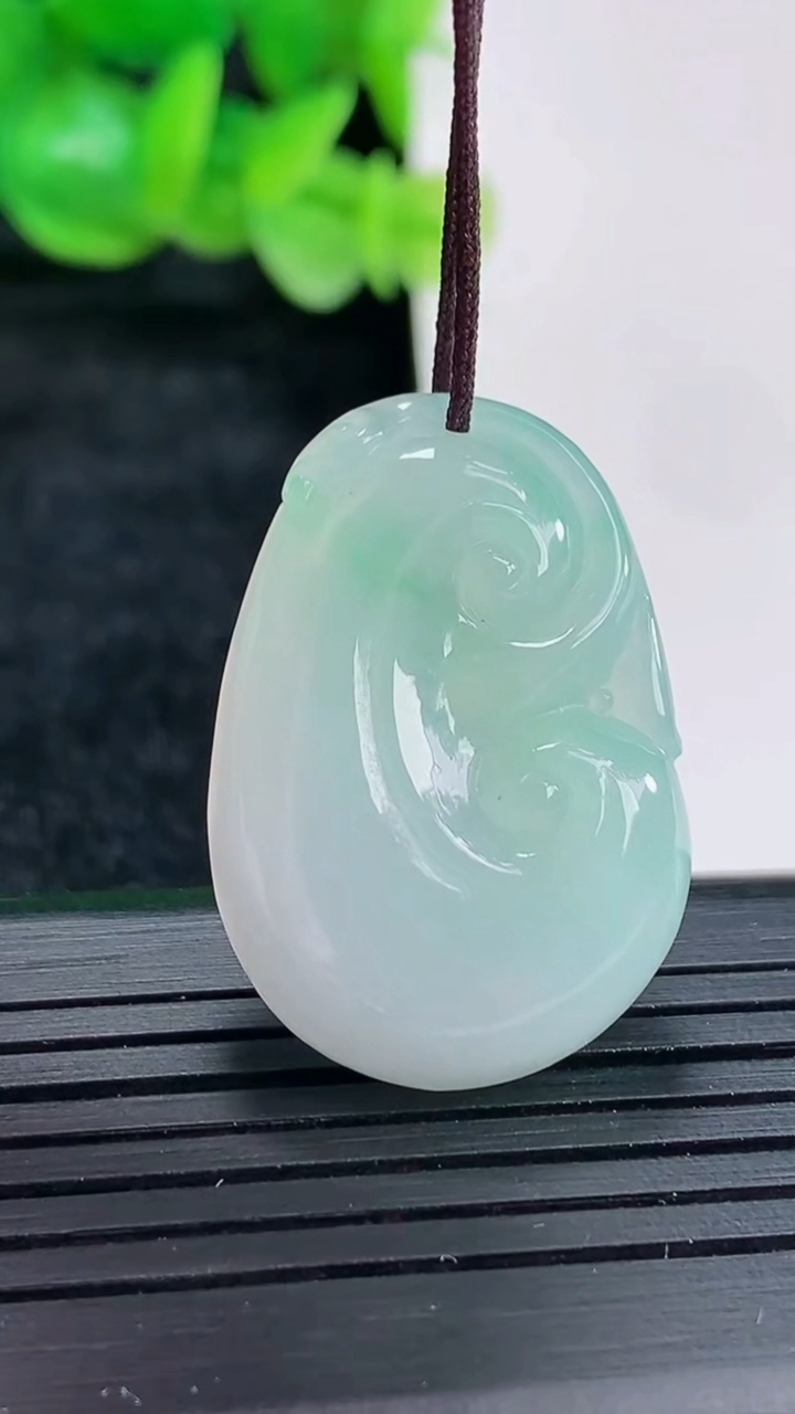 天然A货翡翠如意吊坠尺寸30-20.5-5.5重量:6.92g
4月17日