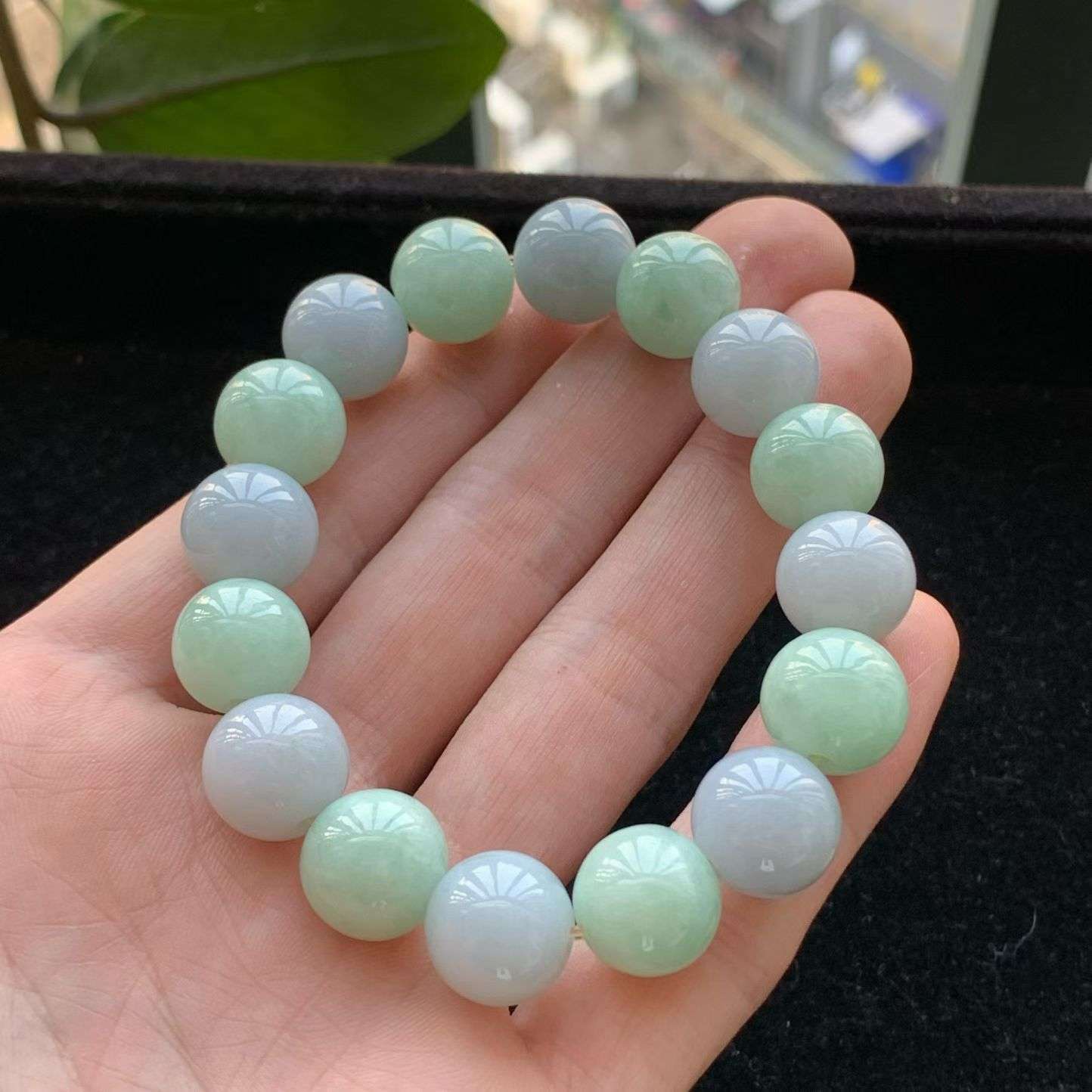 A货天然翡翠冰糯种双彩手串重量58.22
4月17日