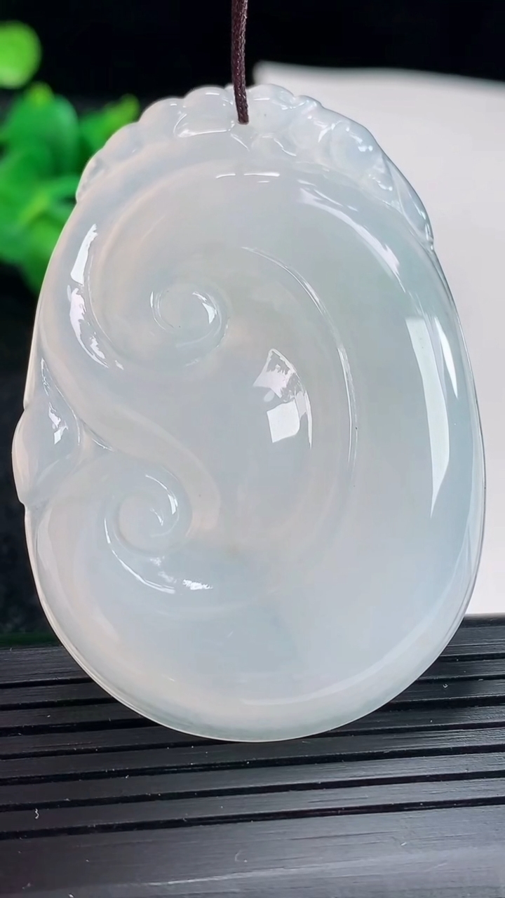 天然A货翡翠如意吊坠尺寸55.5-39.6-5.5重量:23.17g
4月17日