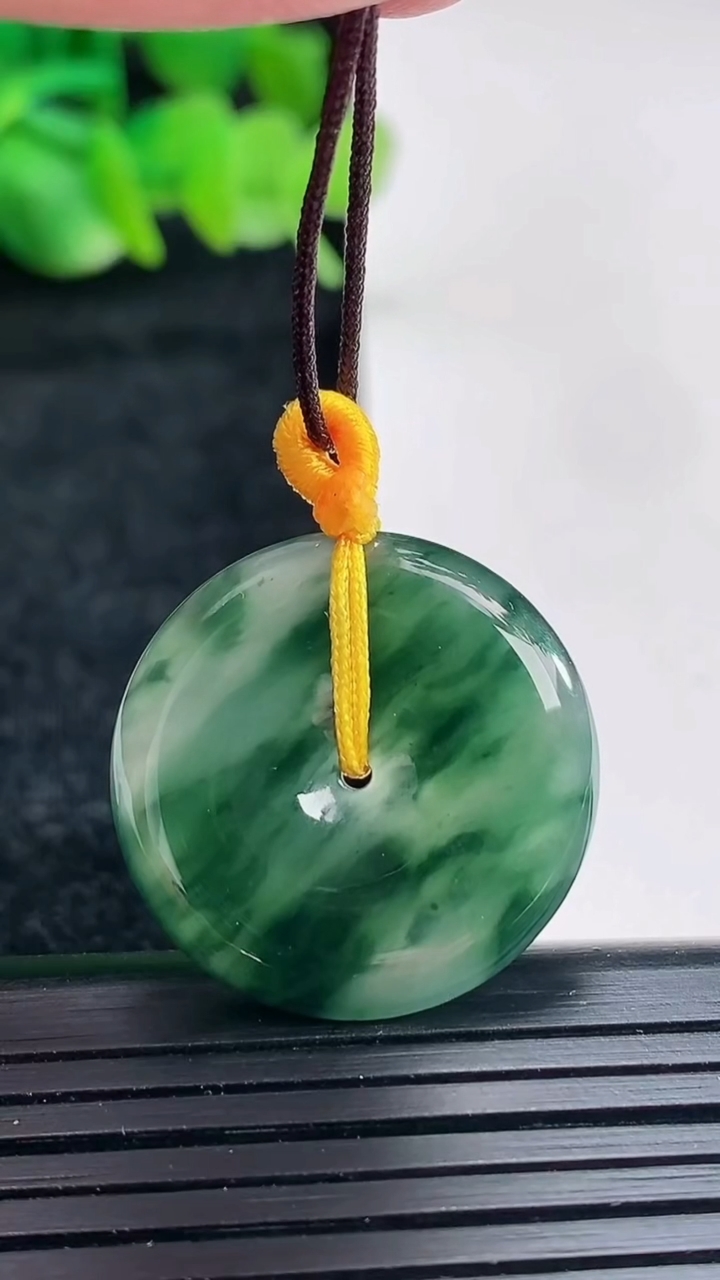 天然A货翡翠冰种飘花平安扣吊坠尺寸24-4重量:4.96g
4月17日