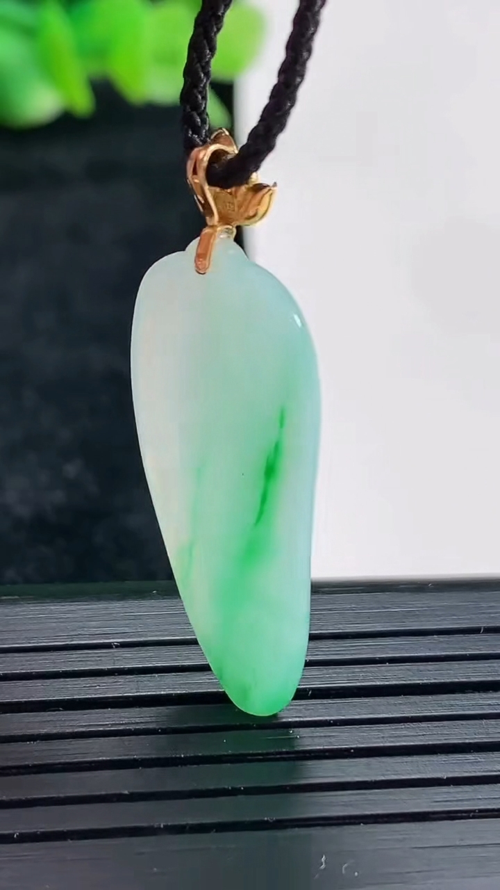 天然A货翡翠福瓜吊坠尺寸29.6-14-3.3重量:3.04g
4月17日