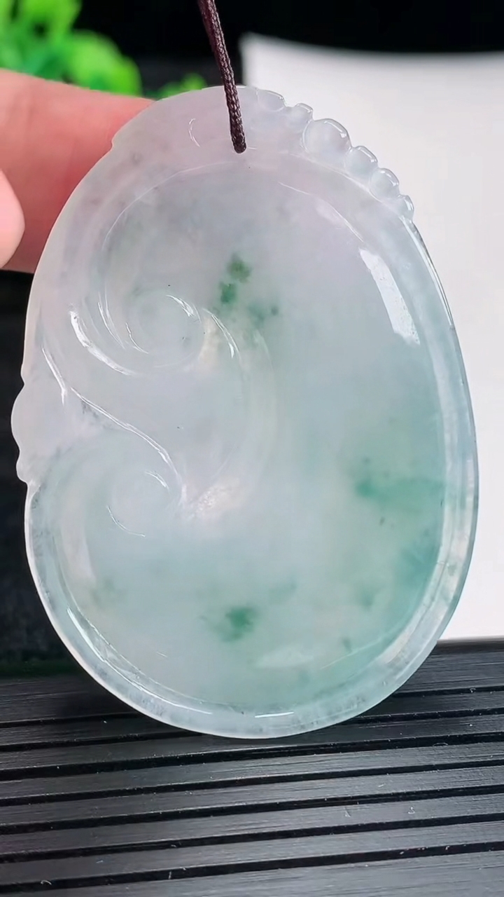 天然A货翡翠飘花如意吊坠尺寸51-36-5.5重量:18.13g
4月17日