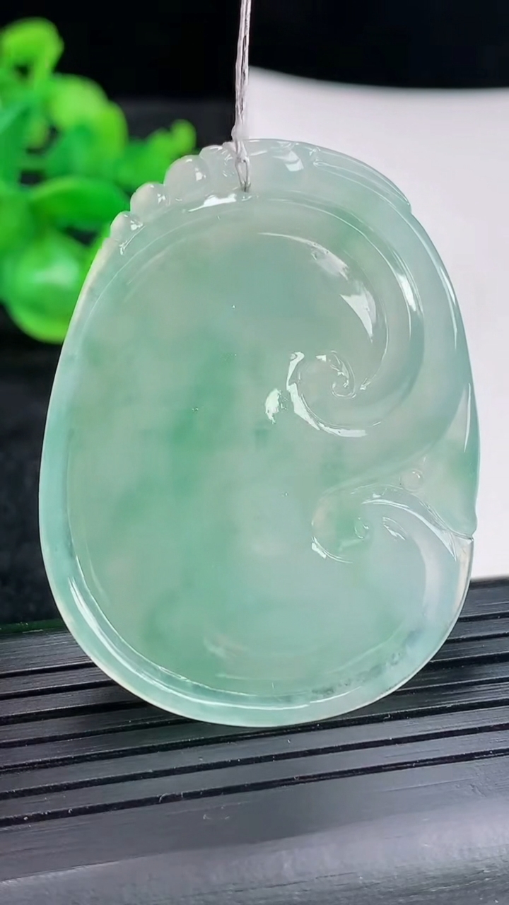 天然A货翡翠飘花如意吊坠尺寸49-37-6.2重量:20.33g
4月17日