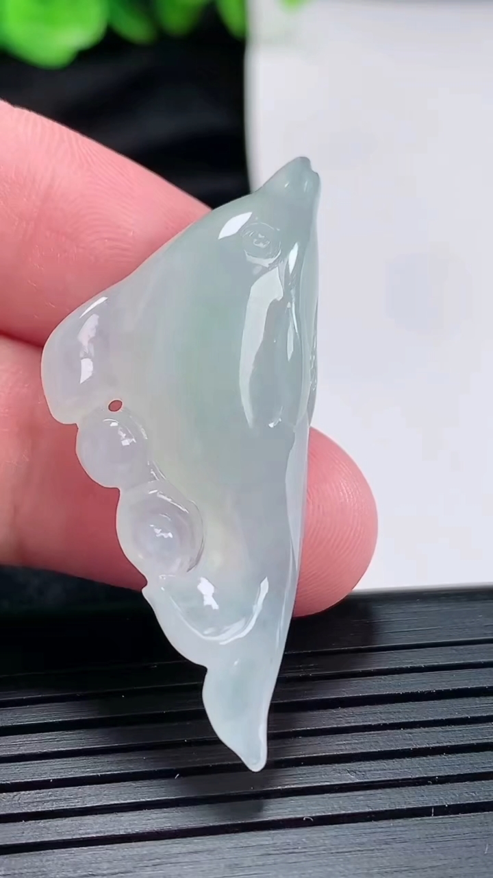 天然A货翡翠年年有余吊坠尺寸46.5-21-8.5重量:9.10g
4月17日