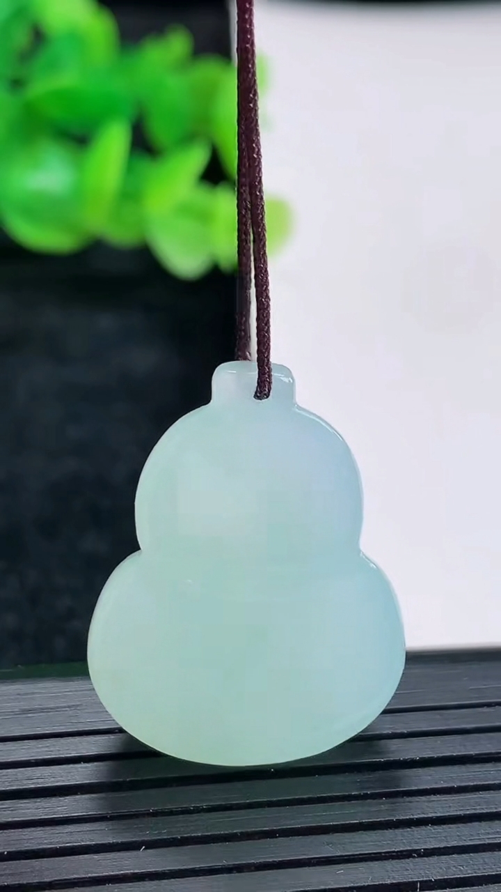 天然A货翡翠葫芦吊坠尺寸28-22-10.6重量:10.96g
4月17日