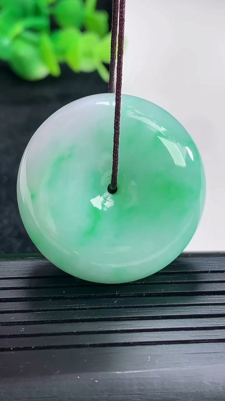 天然A货翡翠平安扣吊坠尺寸33-12.5重量:29.43g
4月17日