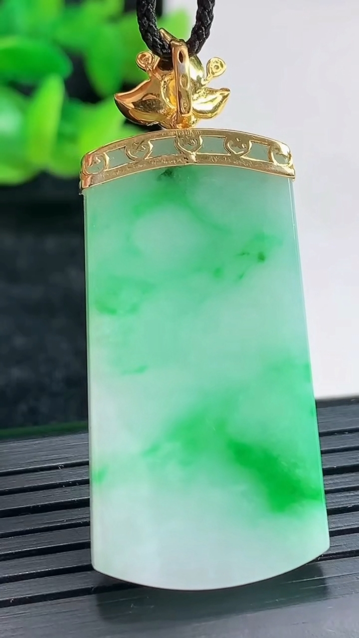 天然A货翡翠无事牌吊坠尺寸39-20-3.8重量:10.17g
4月17日