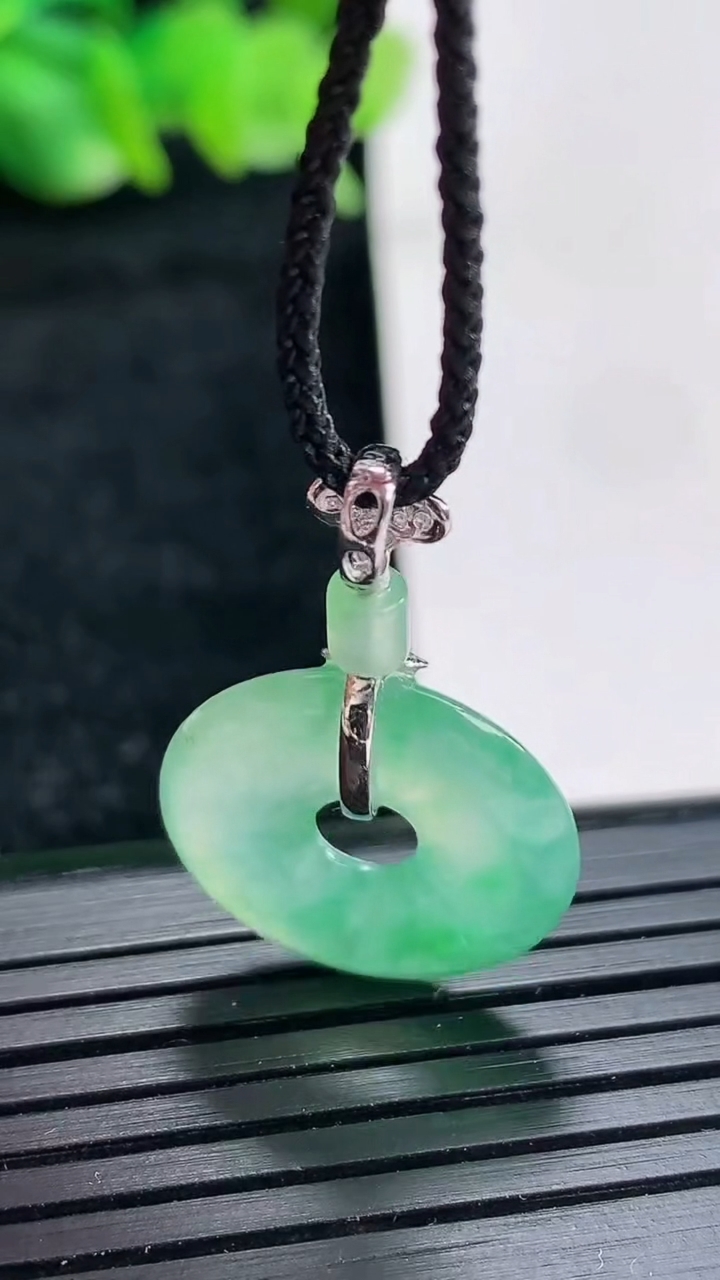 天然A货翡翠子母平安环吊坠尺寸18.5-3.5重量:2.72g
4月17日