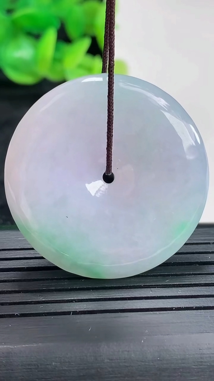 天然A货翡翠春带彩 紫罗兰平安扣吊坠尺寸35-5.5重量:15.50g
4月17日