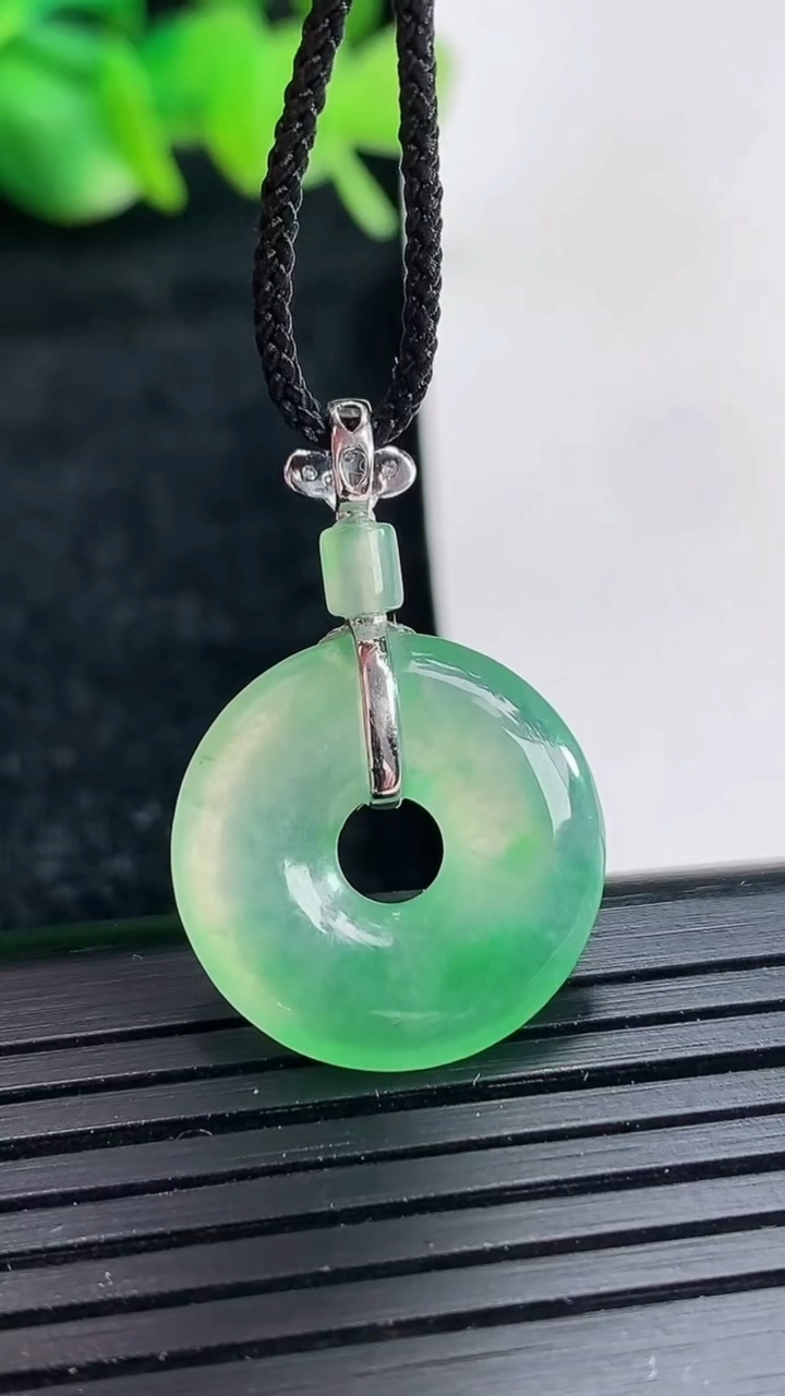 天然A货翡翠子母平安环吊坠尺寸18.5-3.5重量:2.72g
4月17日