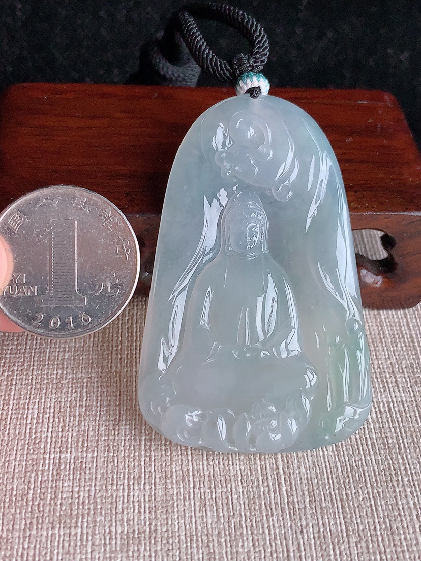 天然A货翡翠晴水观音吊坠 
尺寸59.6-38-5.5mm 重量29.44g 0415