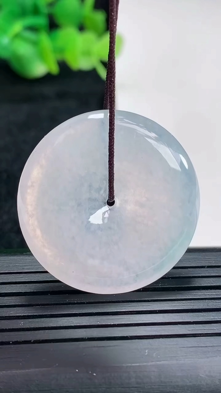 天然A货翡翠平安扣吊坠尺寸32-5.5重量:12.07g
4月17日