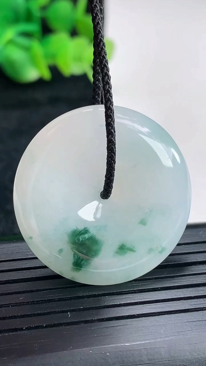 天然A货翡翠飘花平安扣吊坠尺寸32-5.5重量:12.15g
4月17日