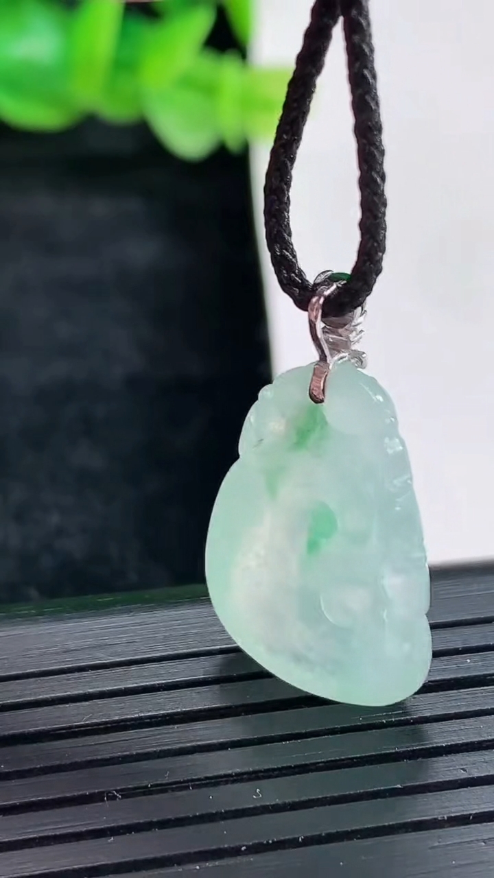 天然A货翡翠18k金飘花如意吊坠尺寸21-15.5-6重量:3.84g
4月17日