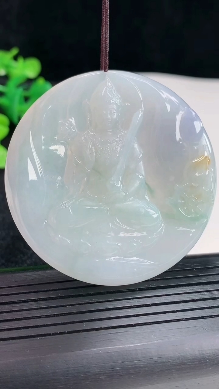 天然A货翡翠三彩飘花虚空藏菩萨吊坠尺寸55-5.5重量:33.56g
4月17日