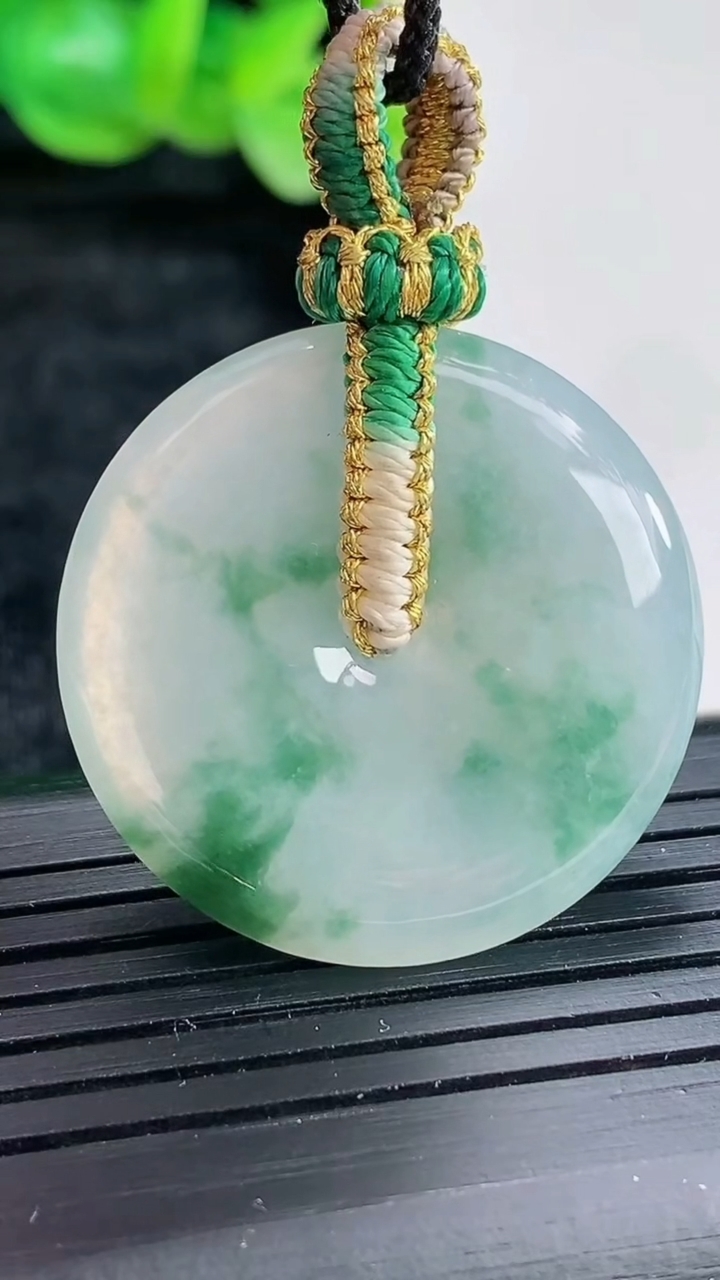 天然A货翡翠飘花平安扣吊坠尺寸29-5重量:9.81g
4月17日