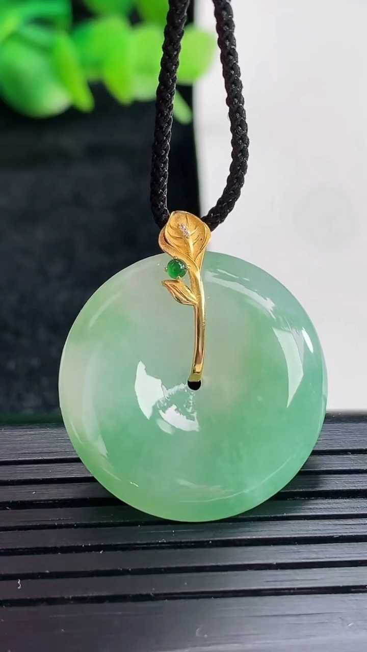 天然A货翡翠平安扣吊坠尺寸25-5.2重量:6.81g
4月17日