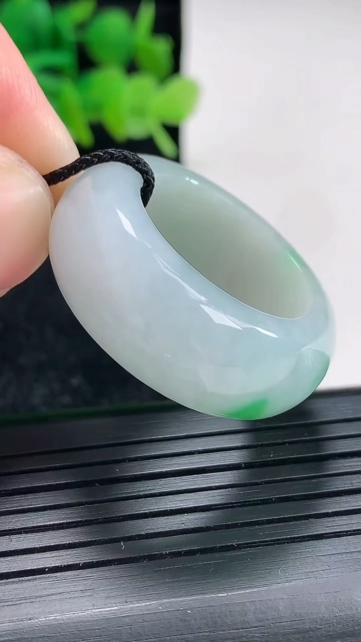 天然A货翡翠素面玉戒指扳指，尺寸21.5-12-5.8重量:17.05g2026年4月17日
工厂直销收藏佳品,种好水足，色泽均匀，有种有色，上手高大气！