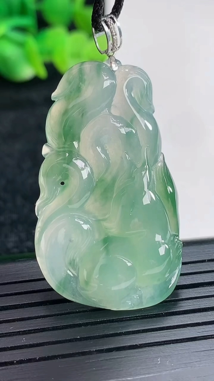 天然A货翡翠种飘花九尾狐吊坠尺寸39-24-6重量:9.55g
4月17日