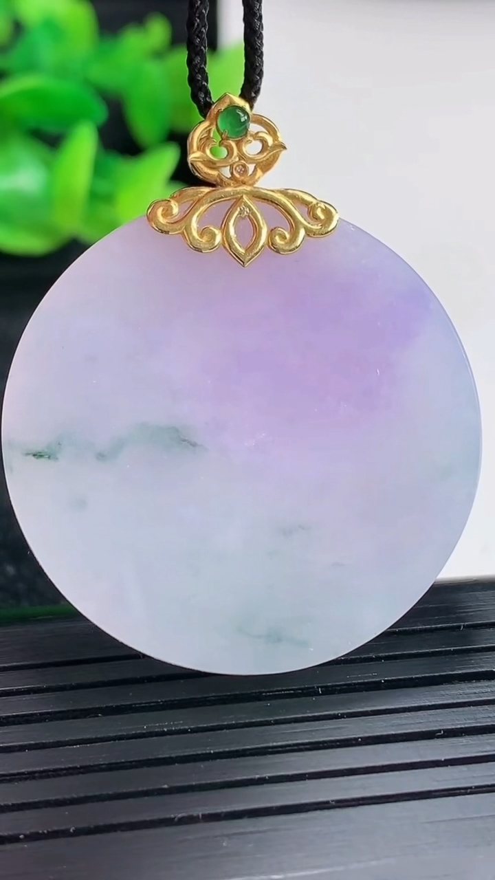 天然A货翡翠18k金紫罗兰飘花无事牌吊坠尺寸36-5.5重量:18.89g
4月17日