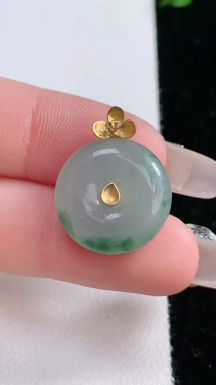 天然A货翡翠18K金飘花路路通吊坠，尺寸21.6-17.8-6.6，重:4.42g
4月17日