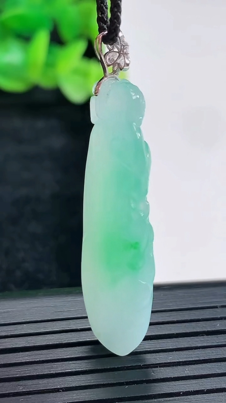 天然A货翡翠福瓜吊坠尺寸39.5-12.5-6.5重量:6.02g
4月17日