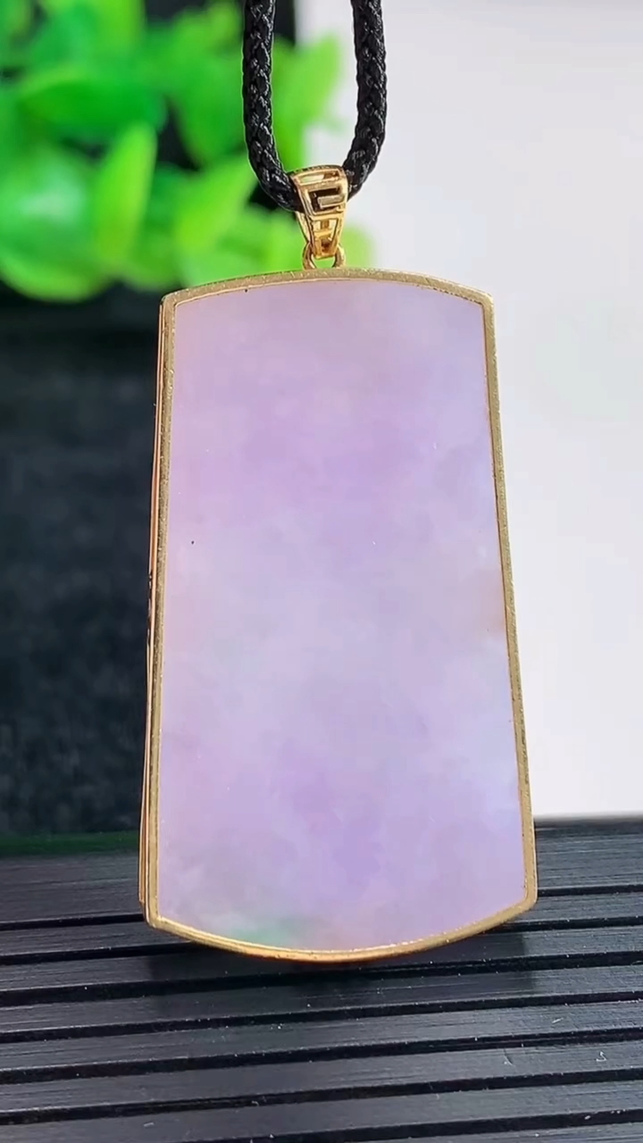 天然A货翡翠18k金春带彩 紫罗兰无事牌吊坠尺寸38.5-21-4.6，裸石35-20重量:10.0