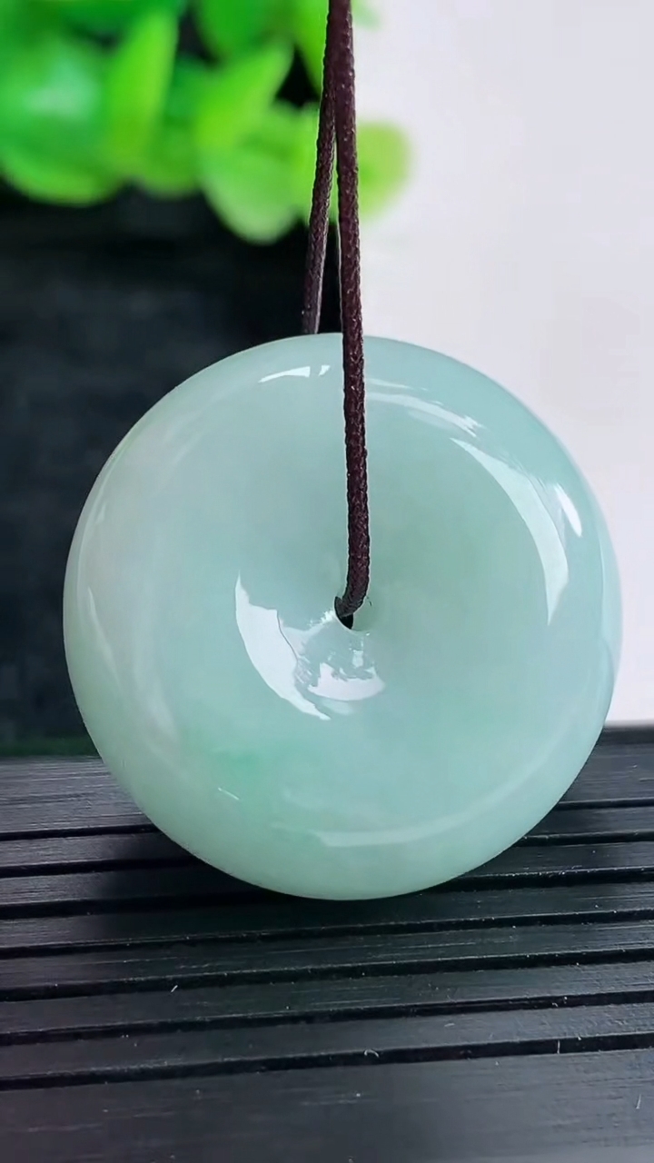 天然A货翡翠平安扣吊坠尺寸28-12重量:20.18g
4月17日