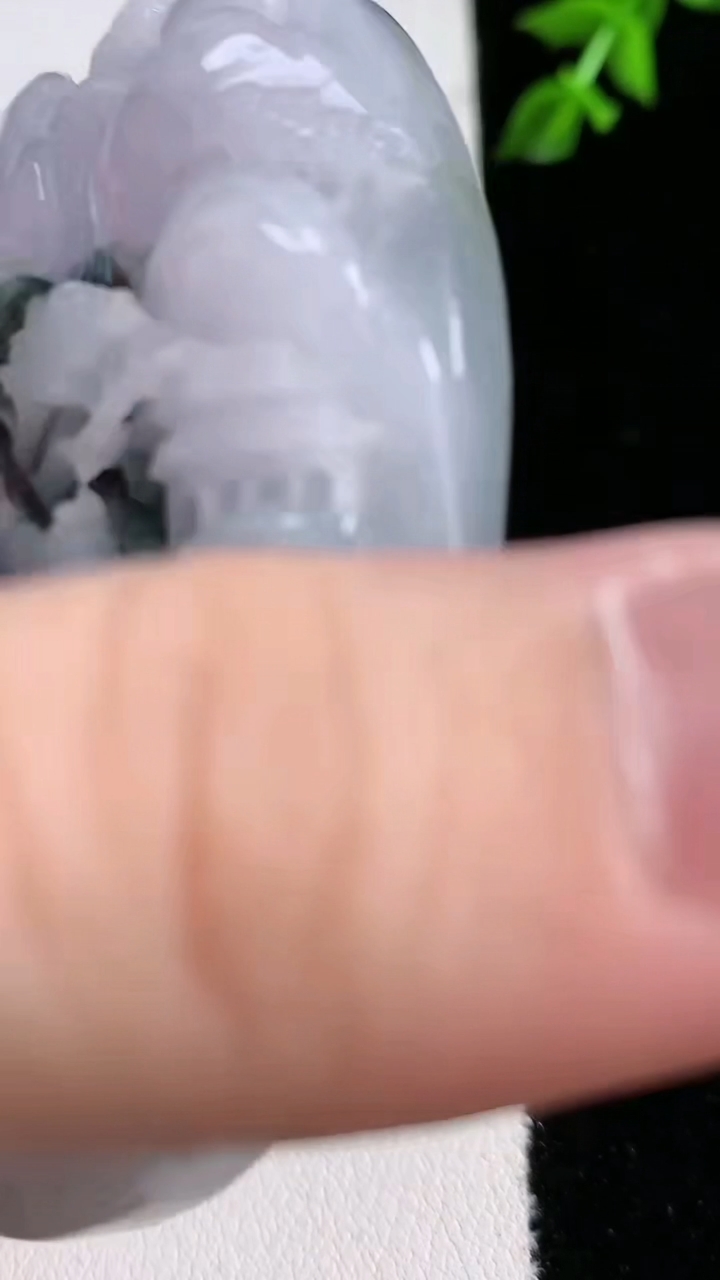 天然A货翡翠飘花山水牌吊坠，尺寸66.8-49.5-14.6，重:85.82g
4月17日