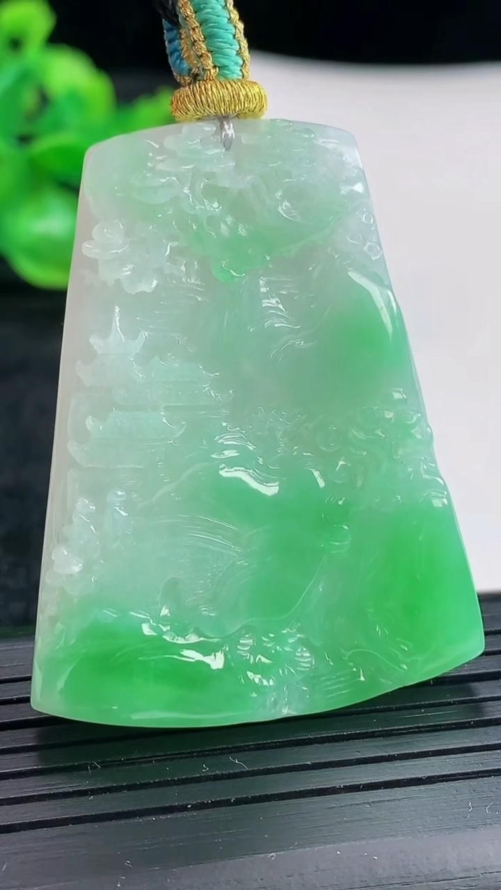 天然A货翡翠山水牌吊坠尺寸48-36.6-7.5重量:26.04g
4月17日
