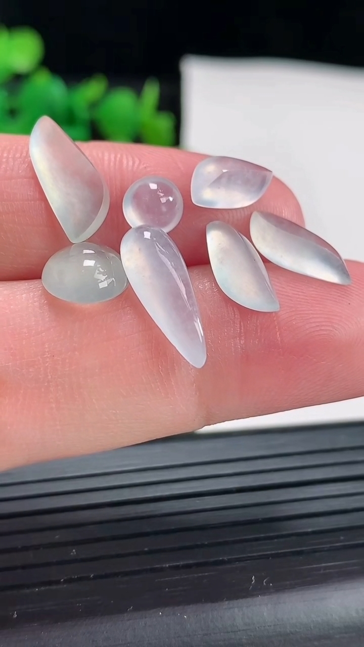 天然A货翡翠随形蛋面镶嵌件一手尺寸15-5-4重量:3.00g
4月17日