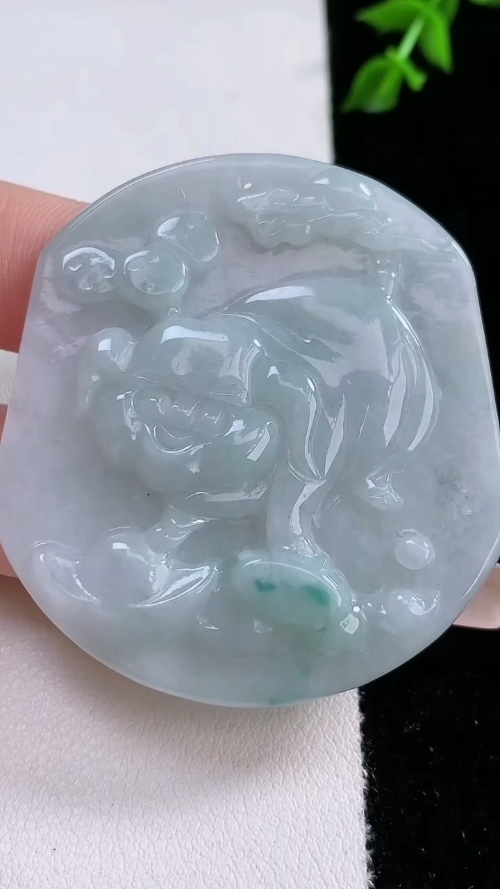 天然A货翡翠飘花生肖猪吊坠，尺寸51.8-48.2-6，重:24.35g
4月17日