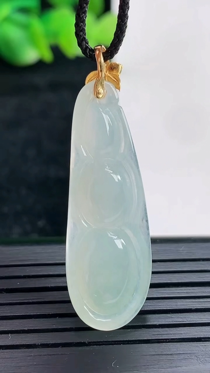 天然A货翡翠福豆吊坠尺寸36-13-5.8重量:4.76g
4月17日